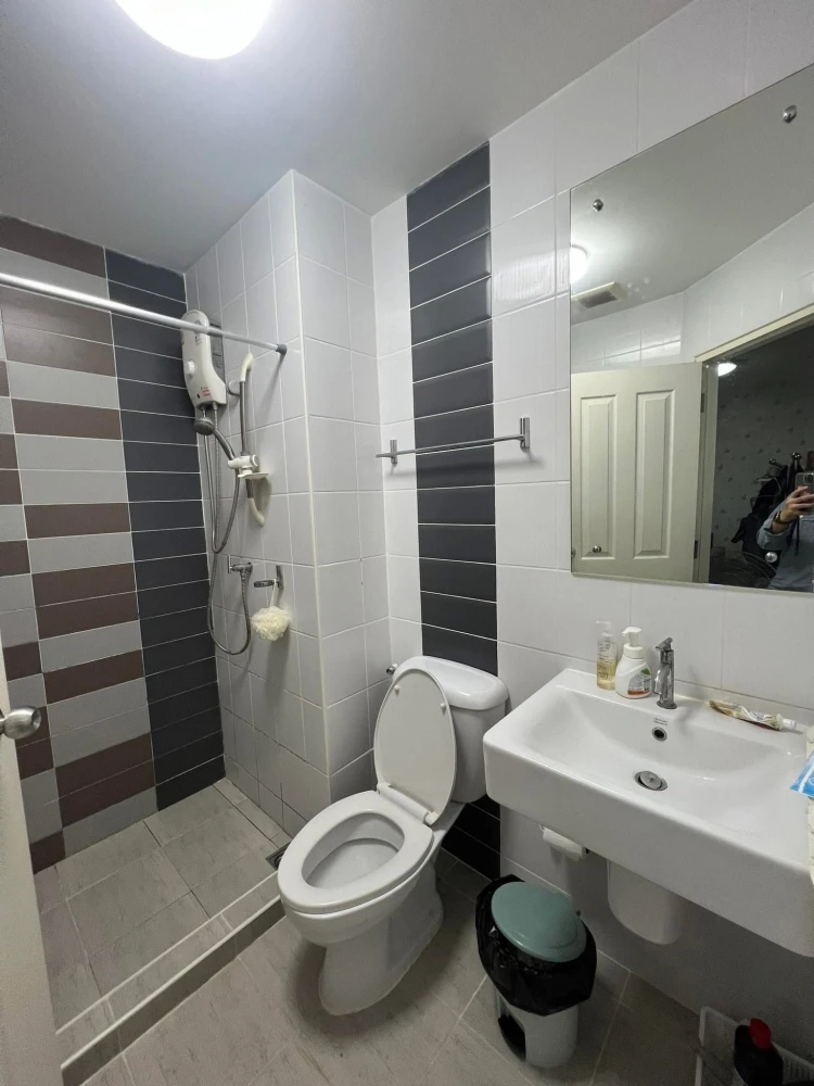 For rent: The Trust Residence Pinklao, high floor unit, fully furnished, affordable price. Book now!