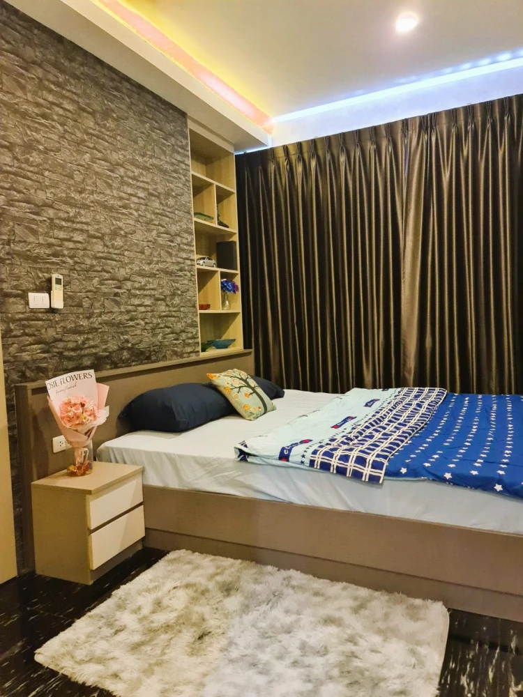 For rent: The Unique Kaset-Nawamin, 2nd floor, unit 1. Beautiful, elegant room with built-in furniture, ready to move in.