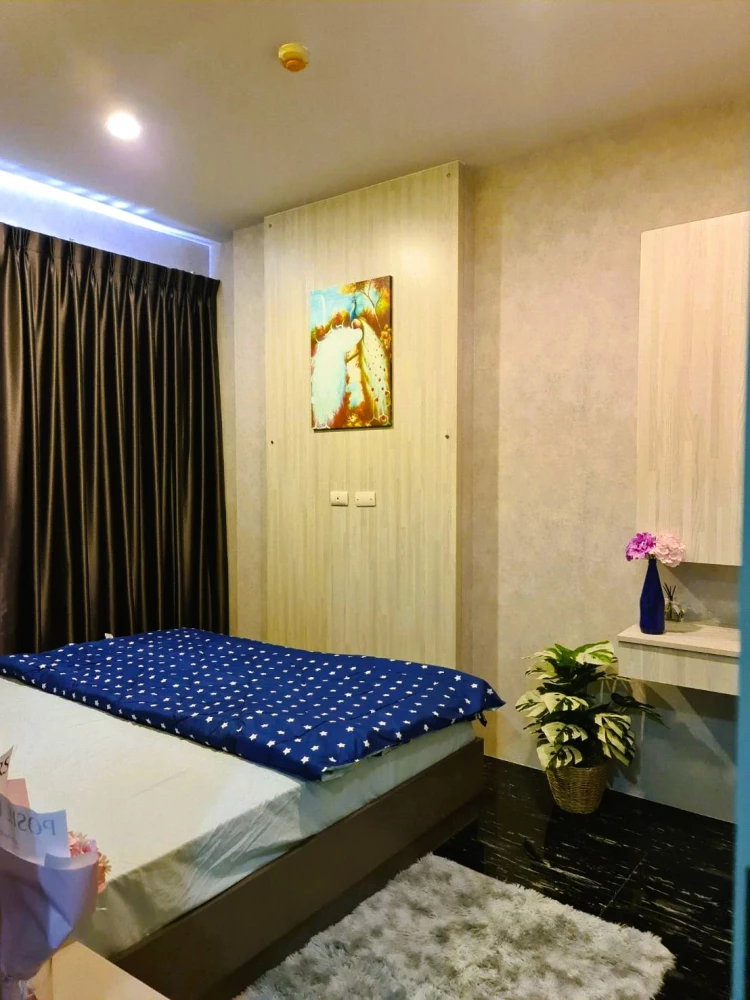 For rent: The Unique Kaset-Nawamin, 2nd floor, unit 1. Beautiful, elegant room with built-in furniture, ready to move in.