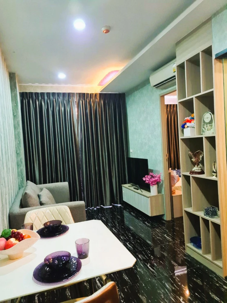For rent: The Unique Kaset-Nawamin, 2nd floor, unit 1. Beautiful, elegant room with built-in furniture, ready to move in.