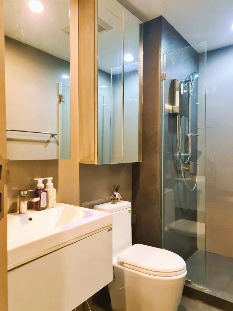 For rent: The Unique Kaset-Nawamin, 2nd floor, unit 1. Beautiful, elegant room with built-in furniture, ready to move in.