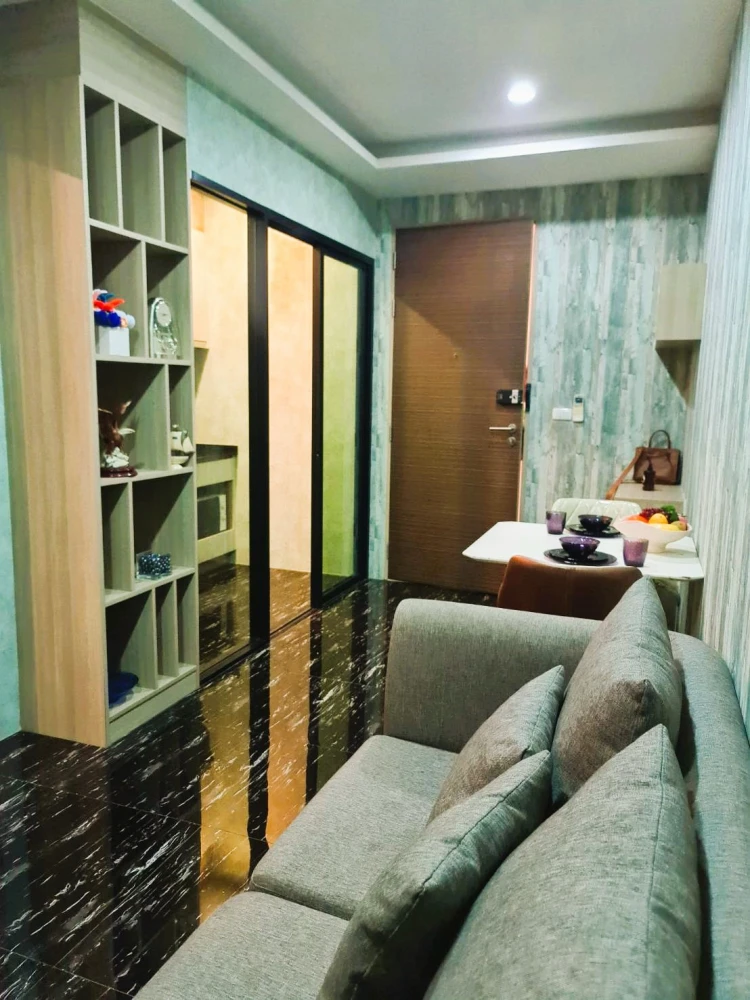 For rent: The Unique Kaset-Nawamin, 2nd floor, unit 1. Beautiful, elegant room with built-in furniture, ready to move in.