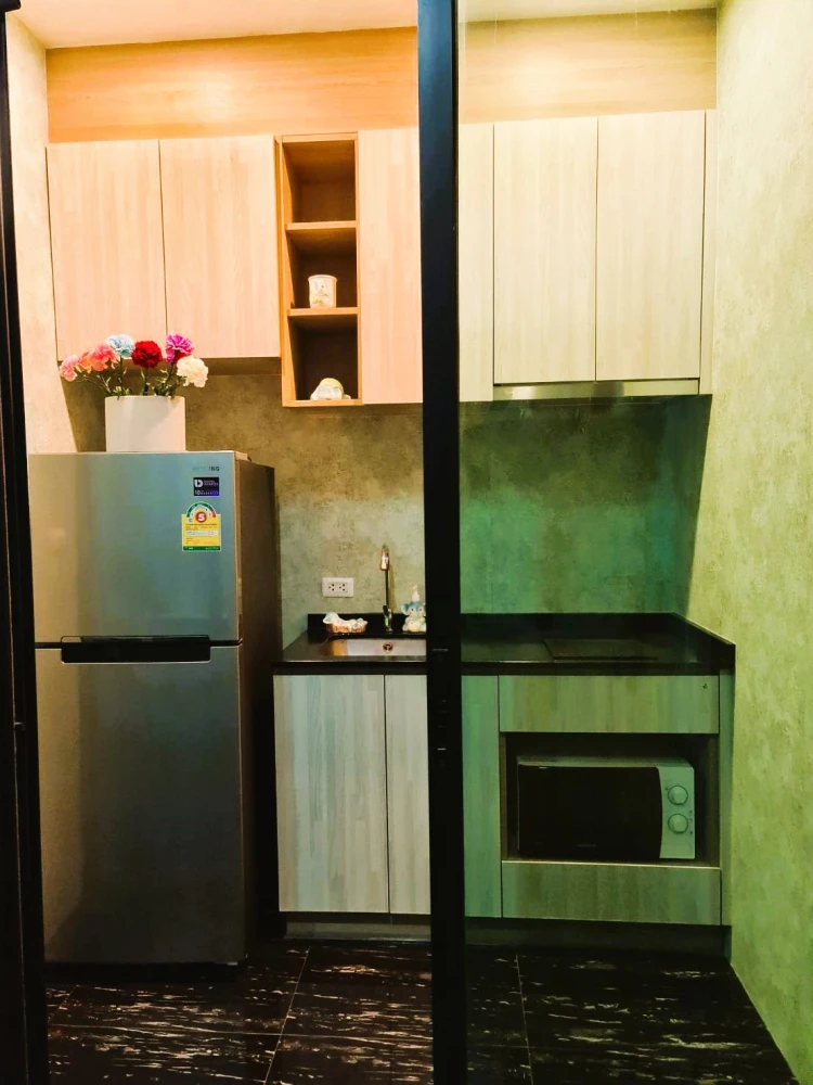 For rent: The Unique Kaset-Nawamin, 2nd floor, unit 1. Beautiful, elegant room with built-in furniture, ready to move in.