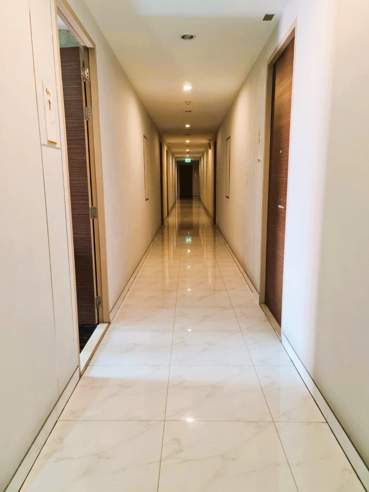 For rent: The Unique Kaset-Nawamin, 2nd floor, unit 1. Beautiful, elegant room with built-in furniture, ready to move in.