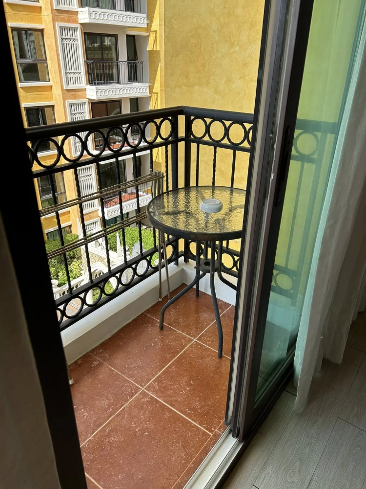 For rent: The Venetian Signature Condo Resort Pattaya, a nice room on the 4th floor, fully furnished, hurry and reserve now!