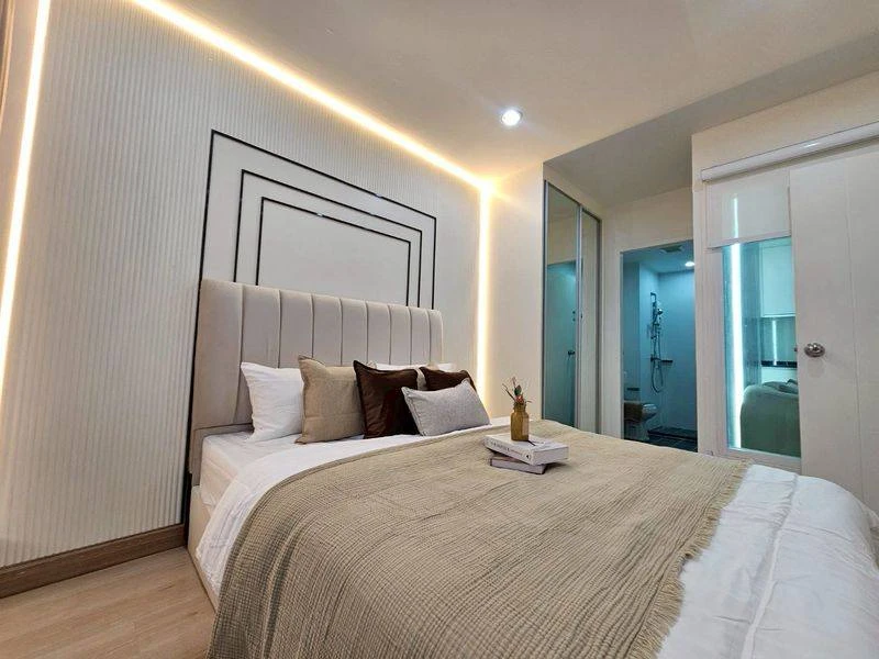 For rent: The Viva Condo Sathorn-Taksi. Nice, spacious room with full furnishings. Book now!