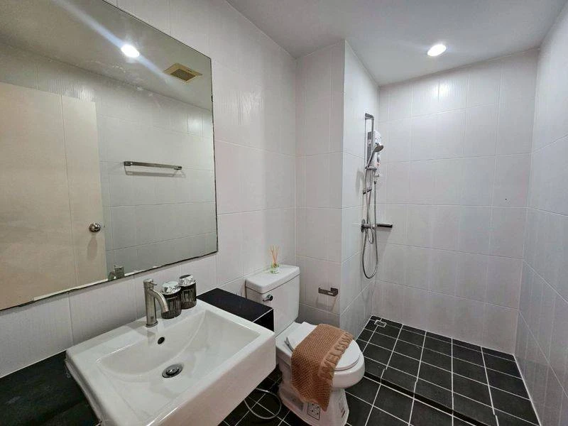 For rent: The Viva Condo Sathorn-Taksi. Nice, spacious room with full furnishings. Book now!
