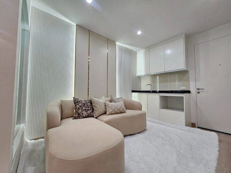 For rent: The Viva Condo Sathorn-Taksi. Nice, spacious room with full furnishings. Book now!