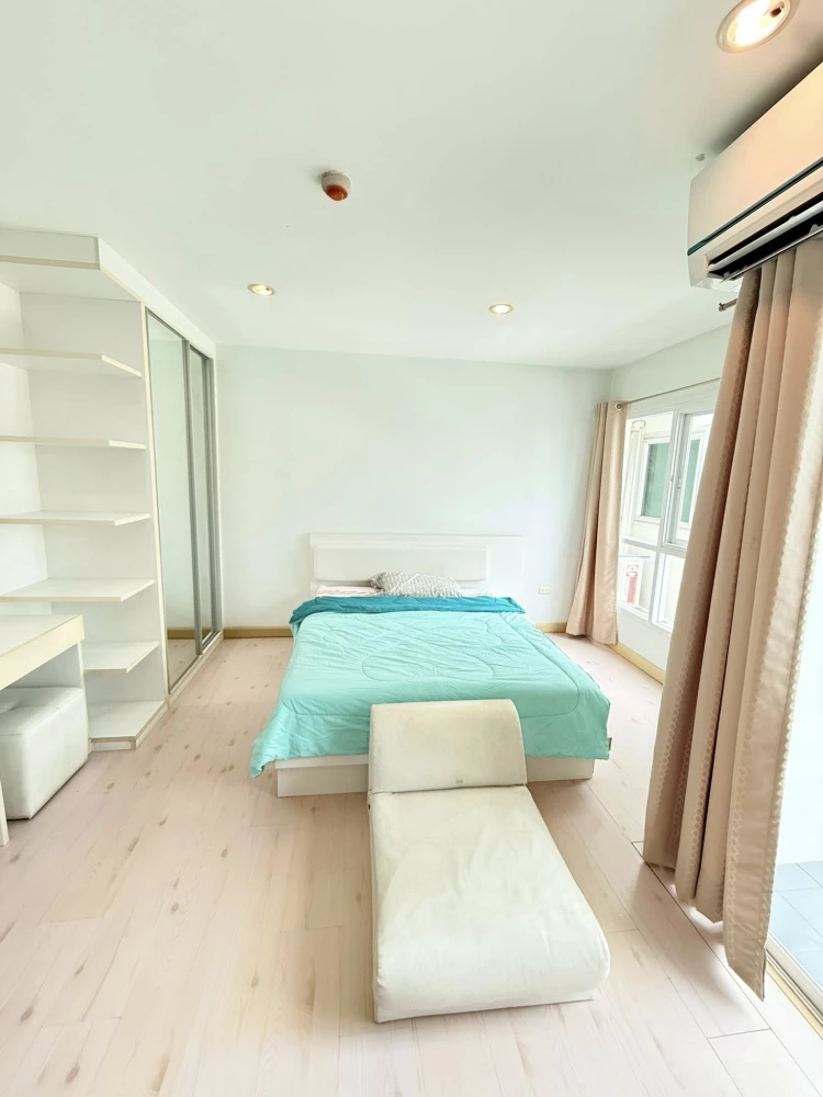 For rent: The Viva condo Sathorn-Taksin, decorated with comfortable white furniture, has a balcony, ready to move in immediately.