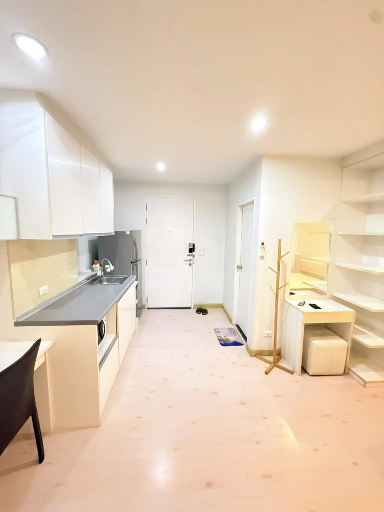 For rent: The Viva condo Sathorn-Taksin, decorated with comfortable white furniture, has a balcony, ready to move in immediately.
