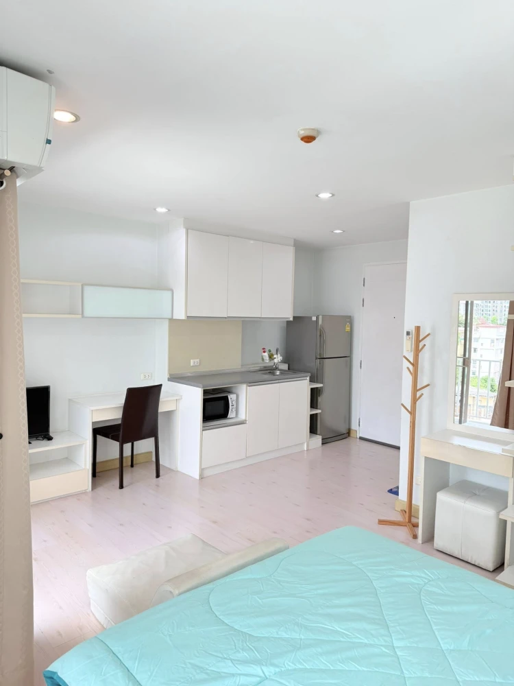 For rent: The Viva condo Sathorn-Taksin, decorated with comfortable white furniture, has a balcony, ready to move in immediately.
