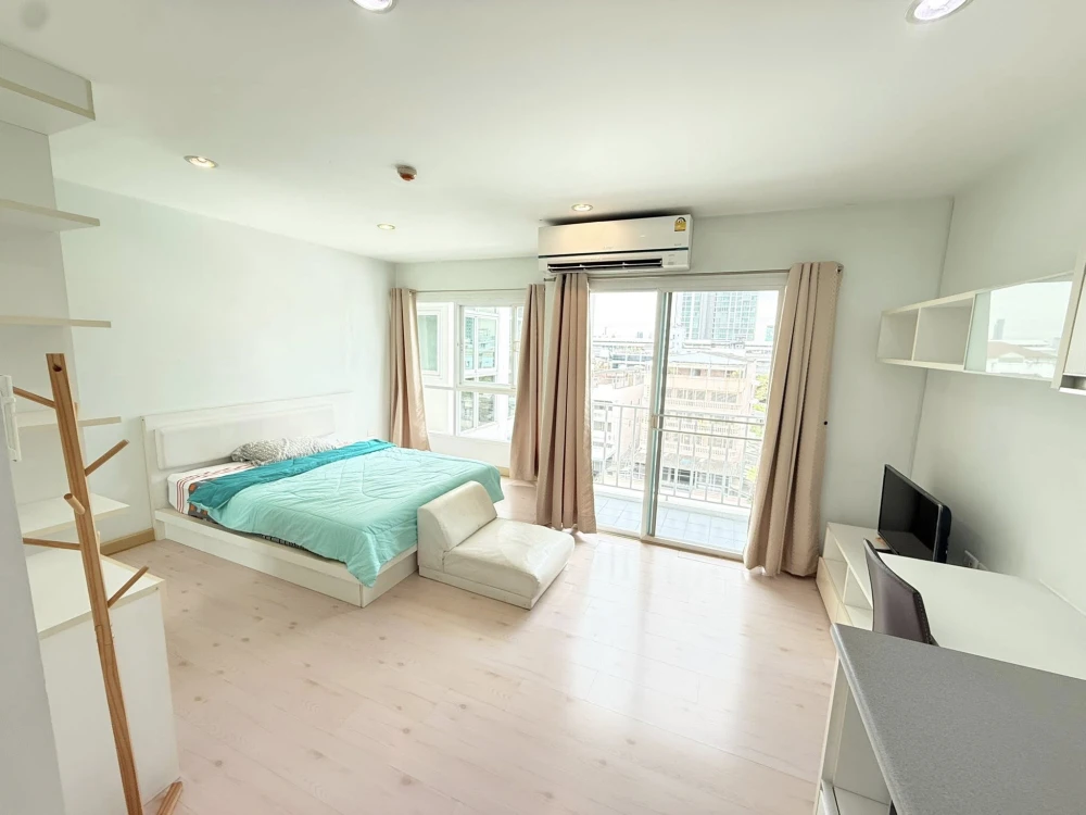 For rent: The Viva condo Sathorn-Taksin, decorated with comfortable white furniture, has a balcony, ready to move in immediately.
