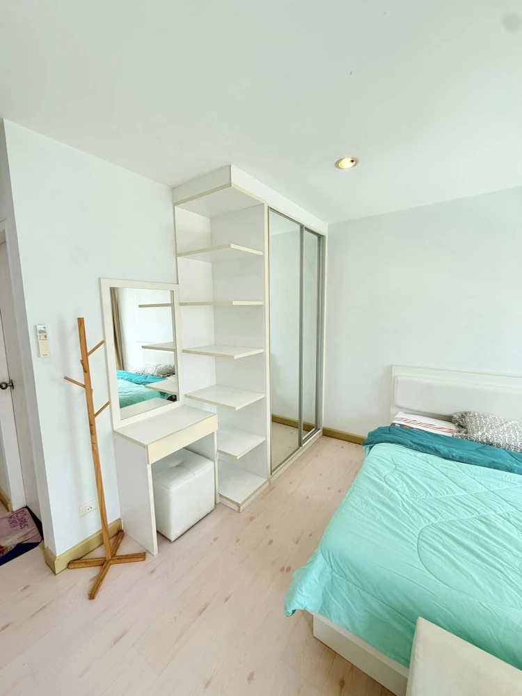 For rent: The Viva condo Sathorn-Taksin, decorated with comfortable white furniture, has a balcony, ready to move in immediately.