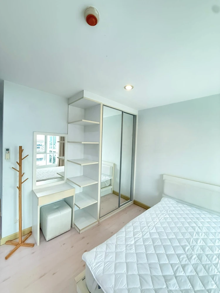 For rent: The Viva condo Sathorn-Taksin, decorated with comfortable white furniture, has a balcony, ready to move in immediately.