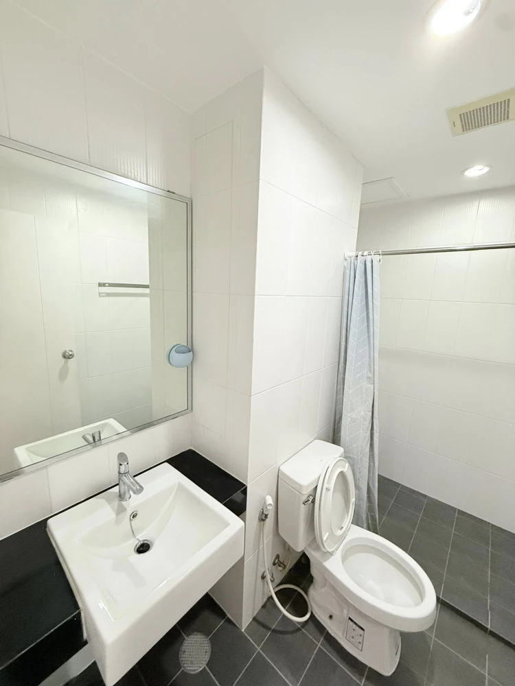 For rent: The Viva condo Sathorn-Taksin, decorated with comfortable white furniture, has a balcony, ready to move in immediately.