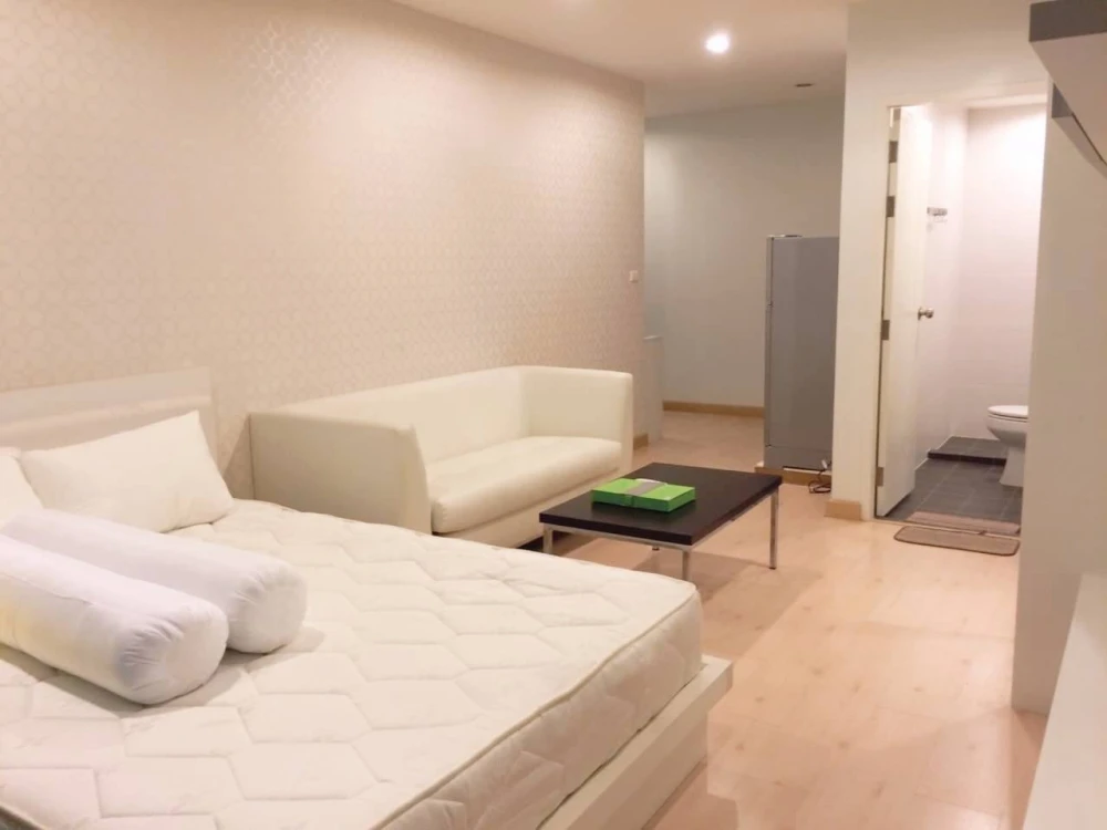 For rent: The Viva Condo Sathorn-Taksin, decorated in a comfortable white tone, with built-in furniture, book now!