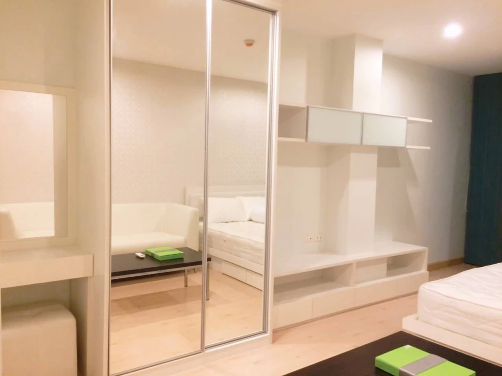For rent: The Viva Condo Sathorn-Taksin, decorated in a comfortable white tone, with built-in furniture, book now!