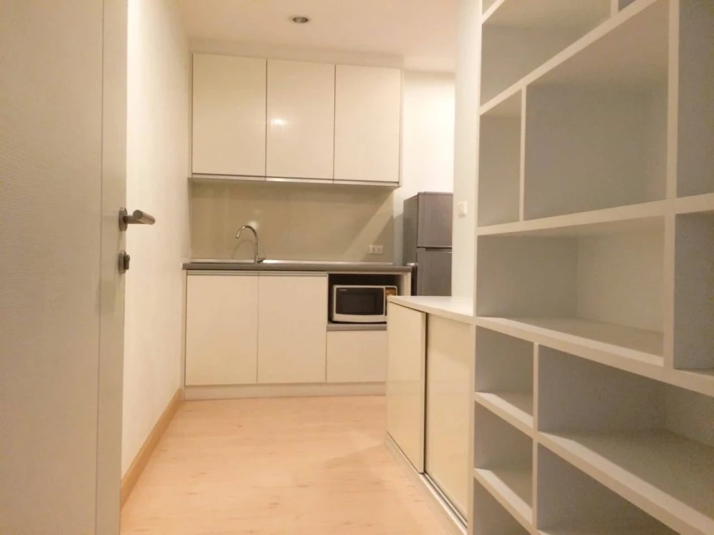 For rent: The Viva Condo Sathorn-Taksin, decorated in a comfortable white tone, with built-in furniture, book now!