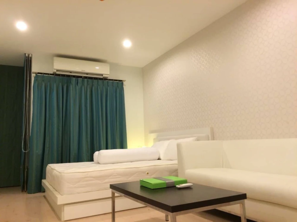 For rent: The Viva Condo Sathorn-Taksin, decorated in a comfortable white tone, with built-in furniture, book now!