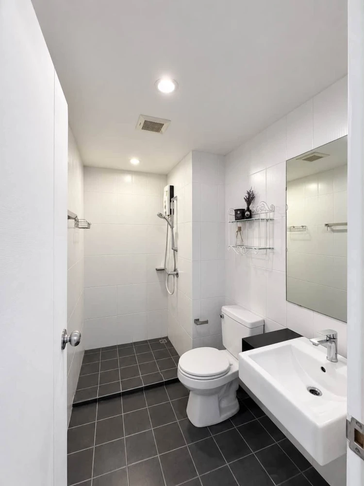 Condo for rent at The Viva Condo Sathorn-Taksin. The unit features built-in furniture and comes fully furnished. Located in a quiet, peaceful environm