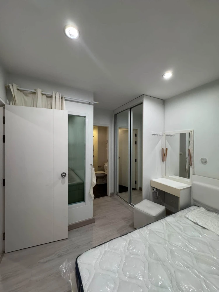 Condo for rent at The Viva Condo Sathorn-Taksin. The unit features built-in furniture and comes fully furnished. Located in a quiet, peaceful environm