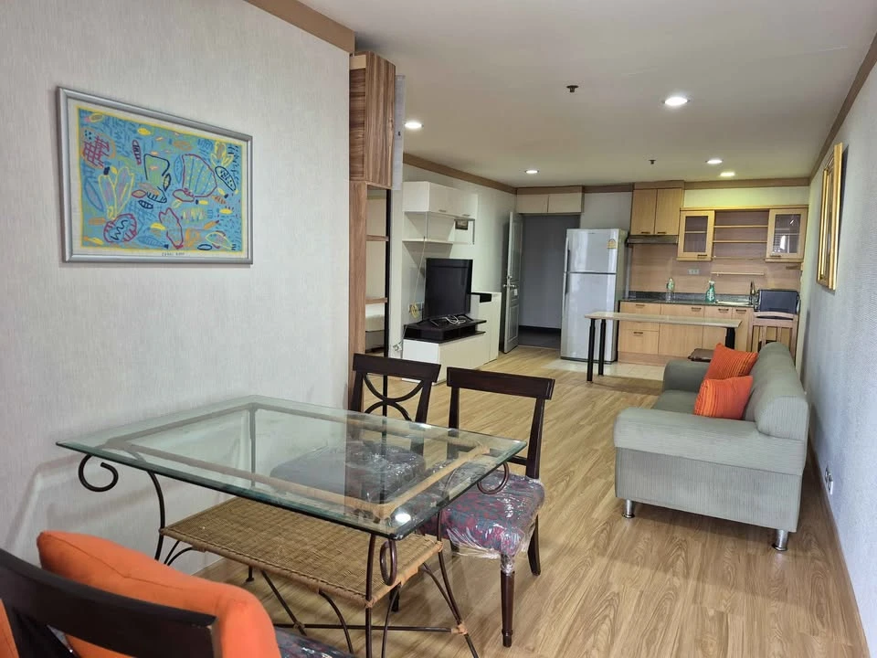 For rent: The Waterford Diamond Sukhumvit 30/1, very high floor room, plenty of usable space, fully furnished, very worth booking.