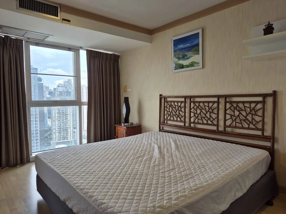For rent: The Waterford Diamond Sukhumvit 30/1, very high floor room, plenty of usable space, fully furnished, very worth booking.