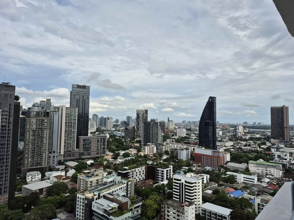 For rent: The Waterford Diamond Sukhumvit 30/1, very high floor room, plenty of usable space, fully furnished, very worth booking.
