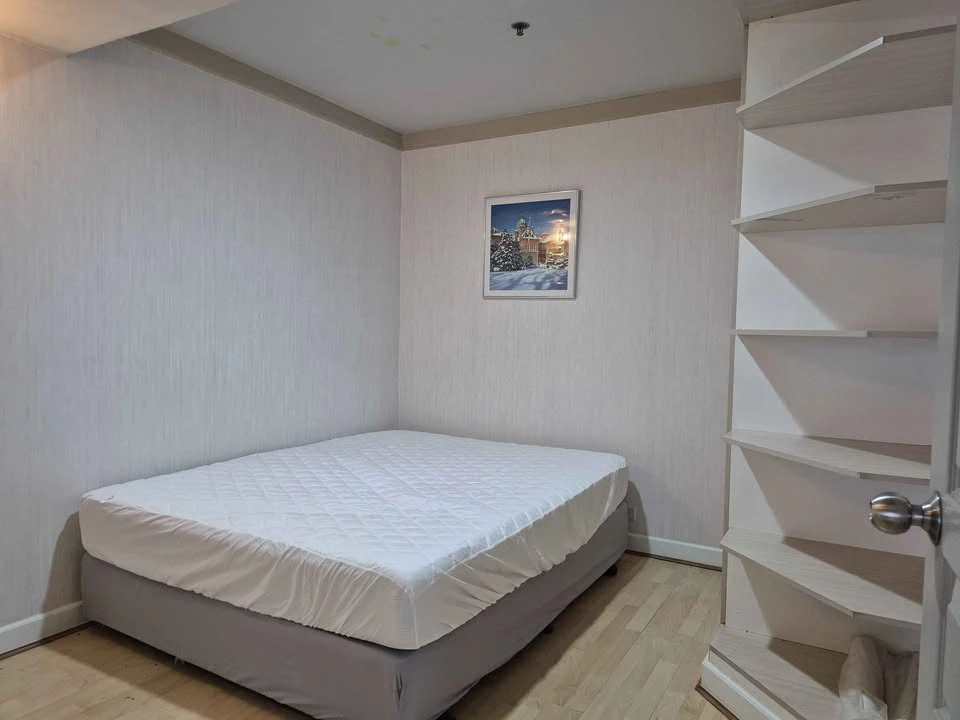 For rent: The Waterford Diamond Sukhumvit 30/1, very high floor room, plenty of usable space, fully furnished, very worth booking.