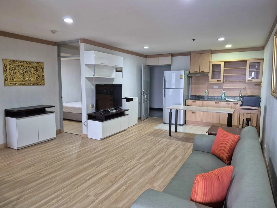 For rent: The Waterford Diamond Sukhumvit 30/1, very high floor room, plenty of usable space, fully furnished, very worth booking.