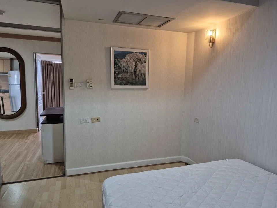 For rent: The Waterford Diamond Sukhumvit 30/1, very high floor room, plenty of usable space, fully furnished, very worth booking.