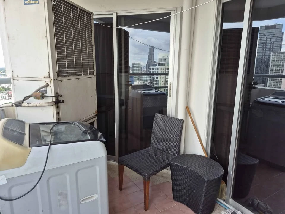 For rent: The Waterford Diamond Sukhumvit 30/1, very high floor room, plenty of usable space, fully furnished, very worth booking.