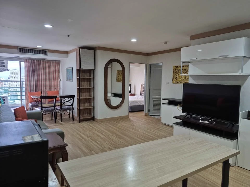 For rent: The Waterford Diamond Sukhumvit 30/1, very high floor room, plenty of usable space, fully furnished, very worth booking.