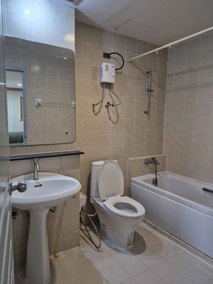 For rent: The Waterford Diamond Sukhumvit 30/1, very high floor room, plenty of usable space, fully furnished, very worth booking.