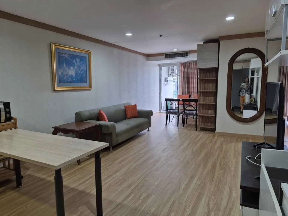 For rent: The Waterford Diamond Sukhumvit 30/1, very high floor room, plenty of usable space, fully furnished, very worth booking.
