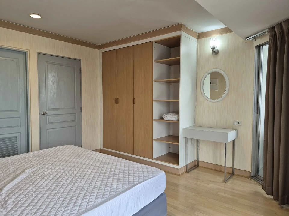 For rent: The Waterford Diamond Sukhumvit 30/1, very high floor room, plenty of usable space, fully furnished, very worth booking.