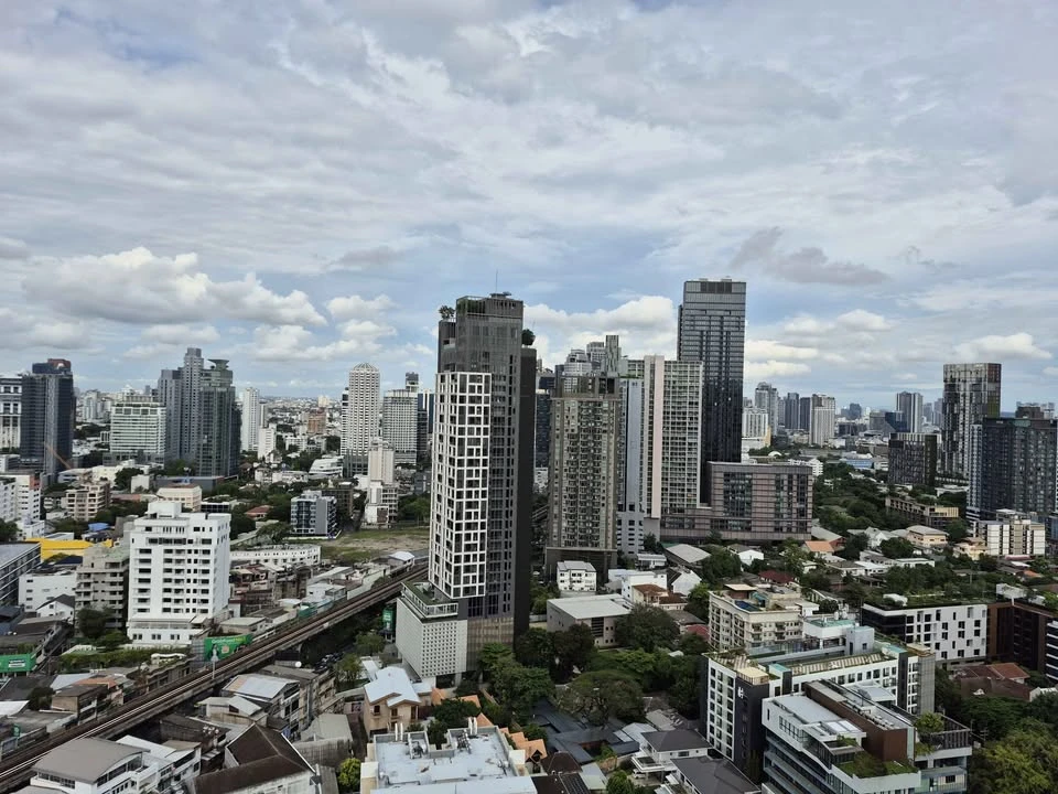 For rent: The Waterford Diamond Sukhumvit 30/1, very high floor room, plenty of usable space, fully furnished, very worth booking.