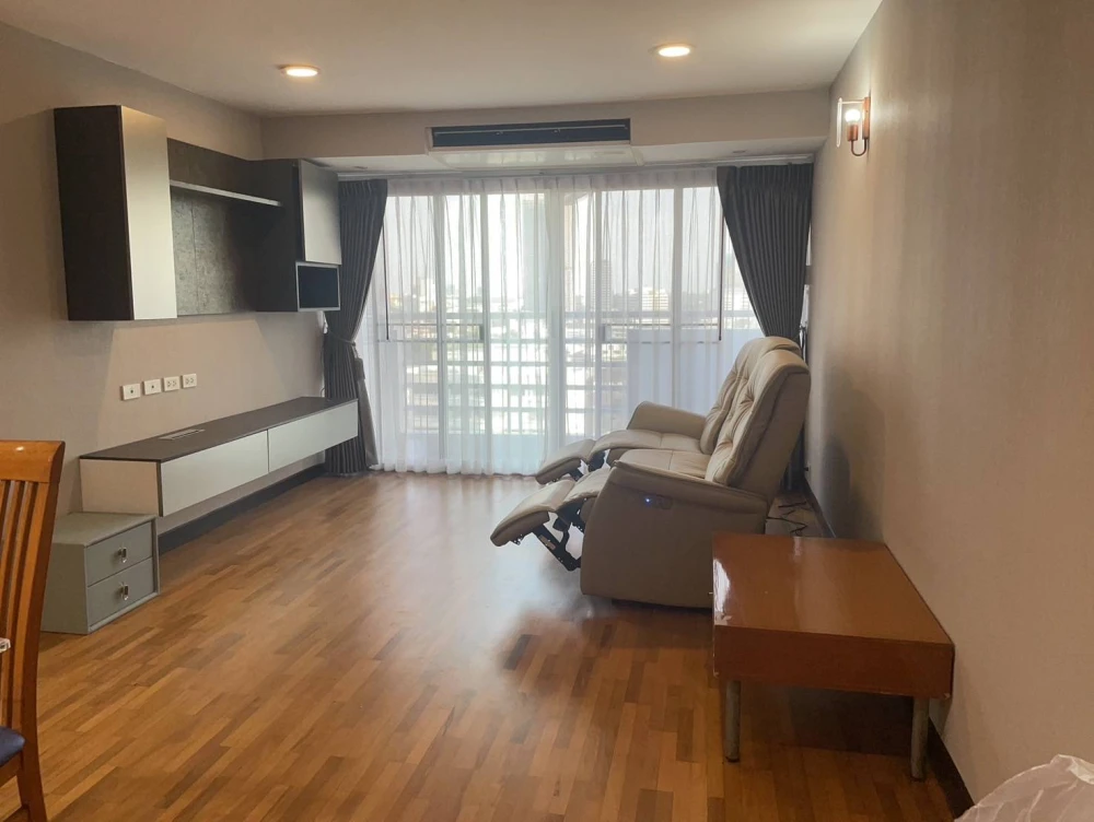 For sale/rent: The Waterford Diamond Sukhumvit 30/1. Spacious unit with ample living space. Convenient and complete amenities. Book now, don't wait!
