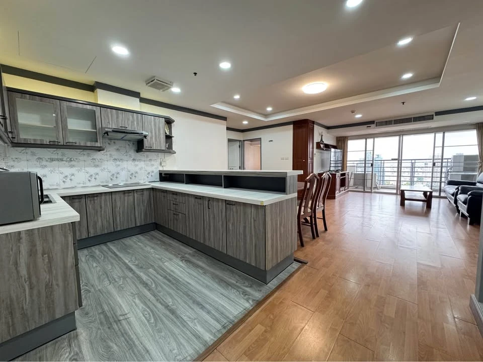 For rent: The Waterford Diamond Sukhumvit 30/1, 28th floor, very high, very large room, can comfortably accommodate many people, must reserve.