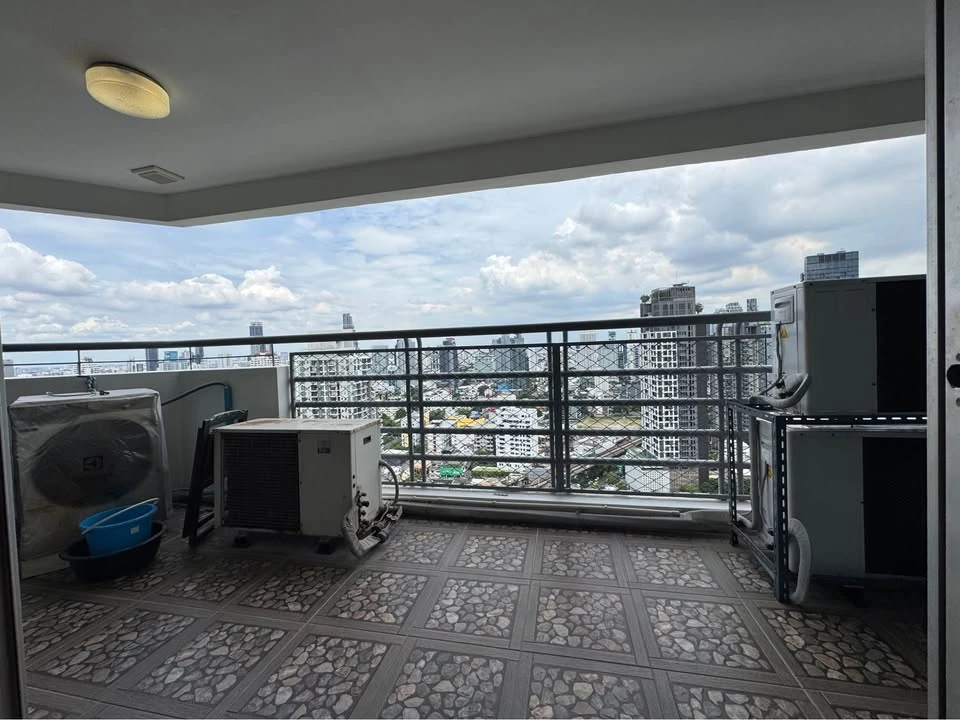 For rent: The Waterford Diamond Sukhumvit 30/1, 28th floor, very high, very large room, can comfortably accommodate many people, must reserve.