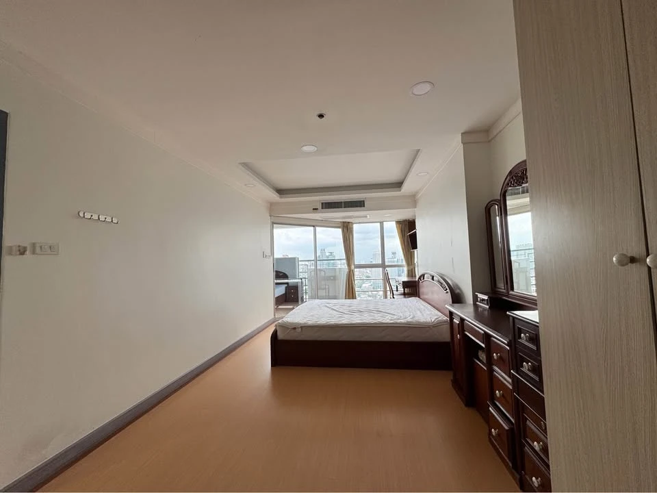 For rent: The Waterford Diamond Sukhumvit 30/1, 28th floor, very high, very large room, can comfortably accommodate many people, must reserve.