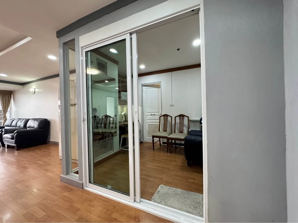 For rent: The Waterford Diamond Sukhumvit 30/1, 28th floor, very high, very large room, can comfortably accommodate many people, must reserve.