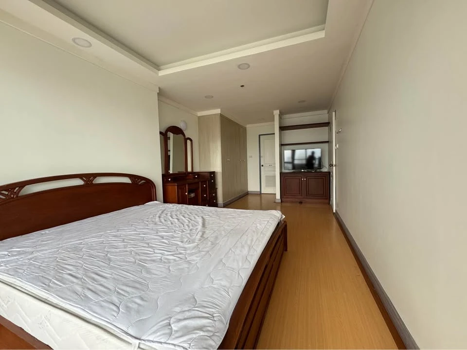 For rent: The Waterford Diamond Sukhumvit 30/1, 28th floor, very high, very large room, can comfortably accommodate many people, must reserve.