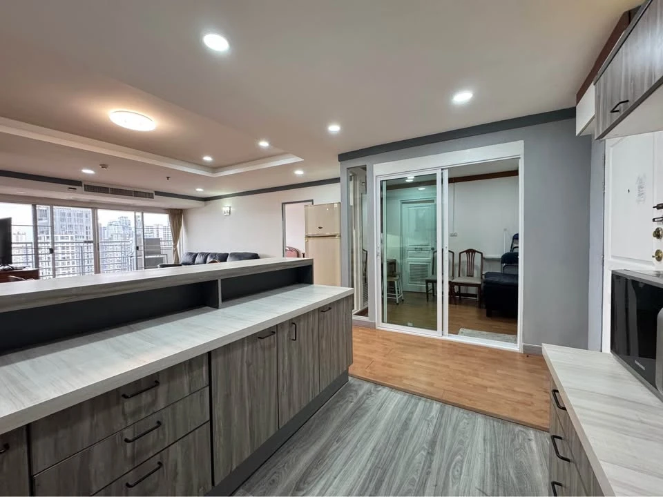 For rent: The Waterford Diamond Sukhumvit 30/1, 28th floor, very high, very large room, can comfortably accommodate many people, must reserve.