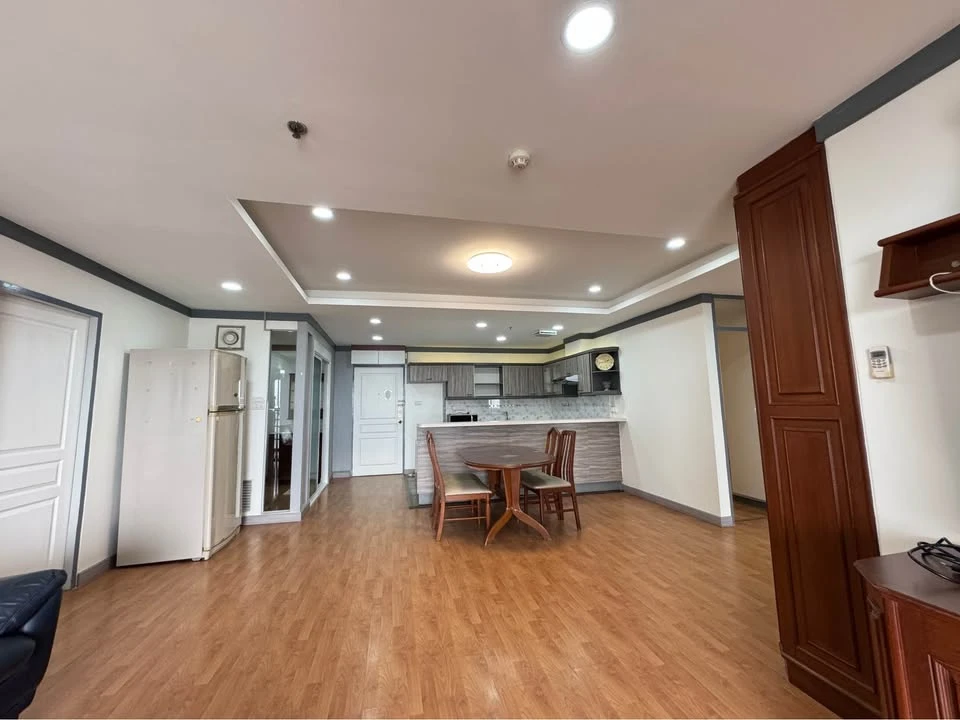 For rent: The Waterford Diamond Sukhumvit 30/1, 28th floor, very high, very large room, can comfortably accommodate many people, must reserve.