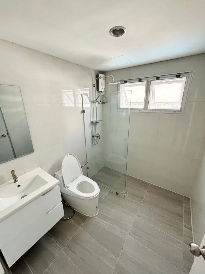 For rent: The Waterford Rama 4, 4th floor, fully furnished, ready to move in. Reserve now, hurry!