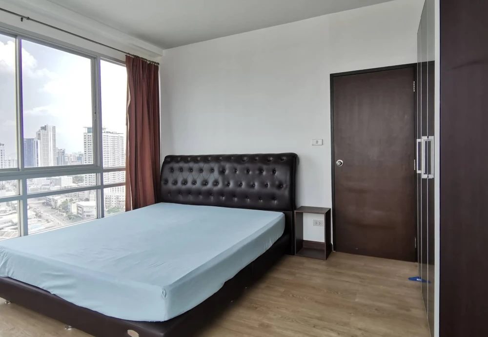 For rent: The Zest condo, room on a very high floor. Spacious space with views of the city on both sides. Book now. images