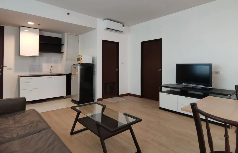 For rent: The Zest condo, room on a very high floor. Spacious space with views of the city on both sides. Book now.