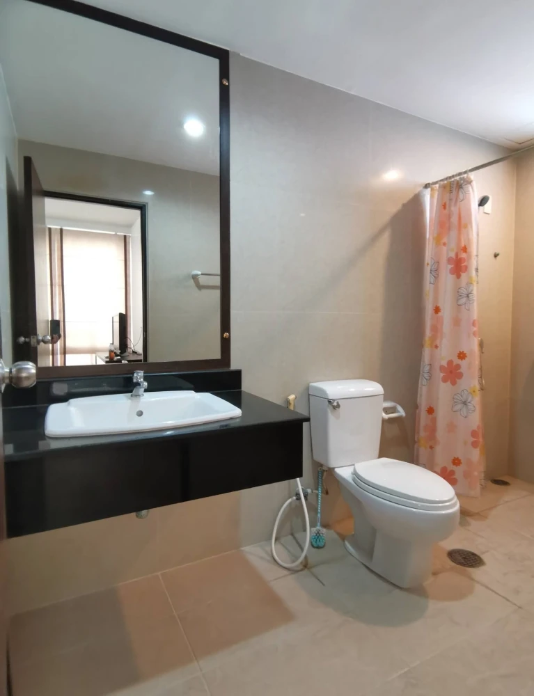 For rent: The Zest condo, room on a very high floor. Spacious space with views of the city on both sides. Book now.