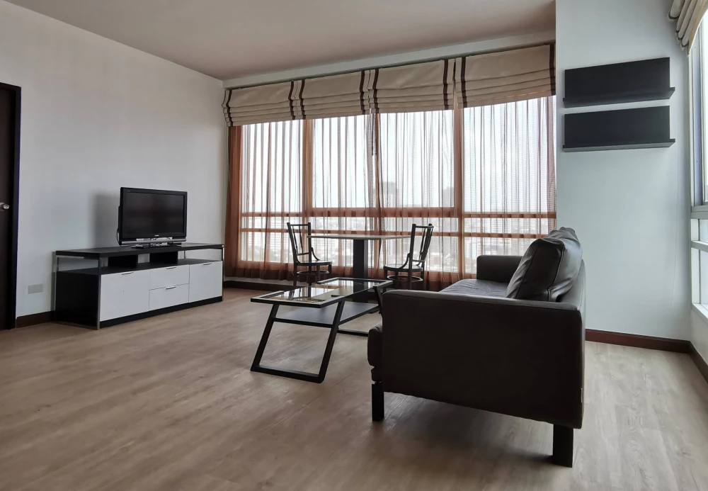 For rent: The Zest condo, room on a very high floor. Spacious space with views of the city on both sides. Book now.